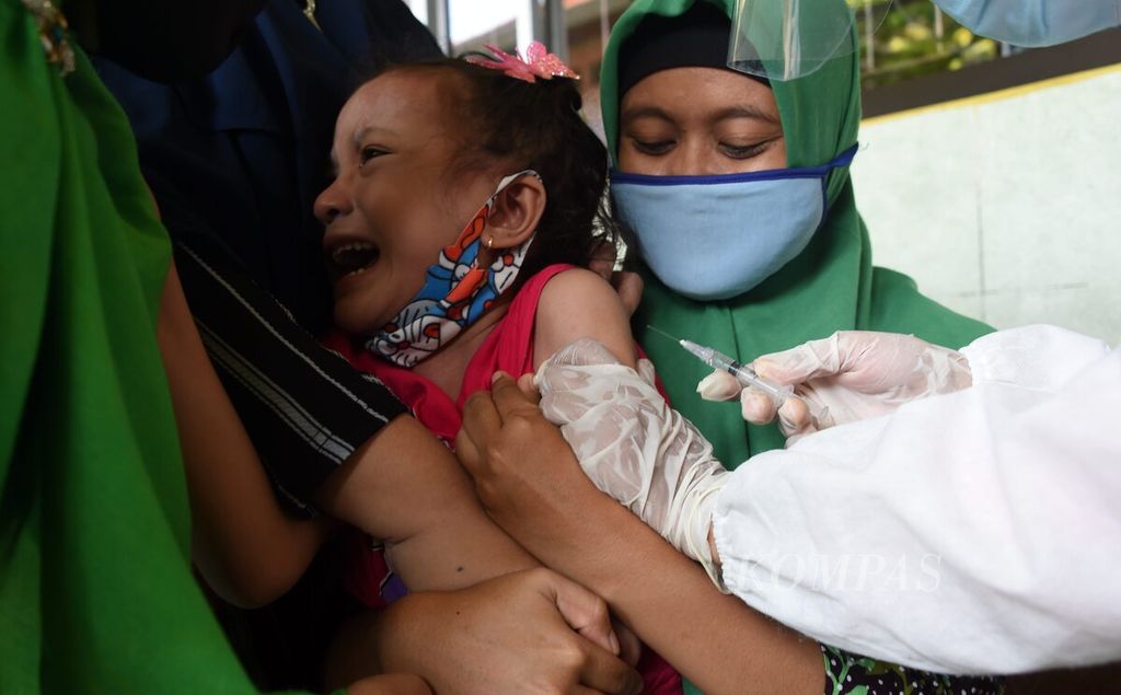 Siswa menangis saat diimunisasi pada hari kedua pelaksanaan Bulan Imunisasi Anak Sekolah di SD Negeri Kaliasin V Surabaya, Jawa Timur, Kamis (15/10/2020). Sejak 14 hingga 31 Oktober petugas puskesmas di Kota Pahlawan secara serentak akan berkeliling di masing-masing sekolah sesuai dengan pembagian wilayah. Adapun jenis imunisasi yang diberikan adalah <i>measles rubella </i>(MR) dan <i>Human papiloma virus </i>(HPV) khusus Oktober, dengan jumlah sasaran mencapai 43.688 anak.