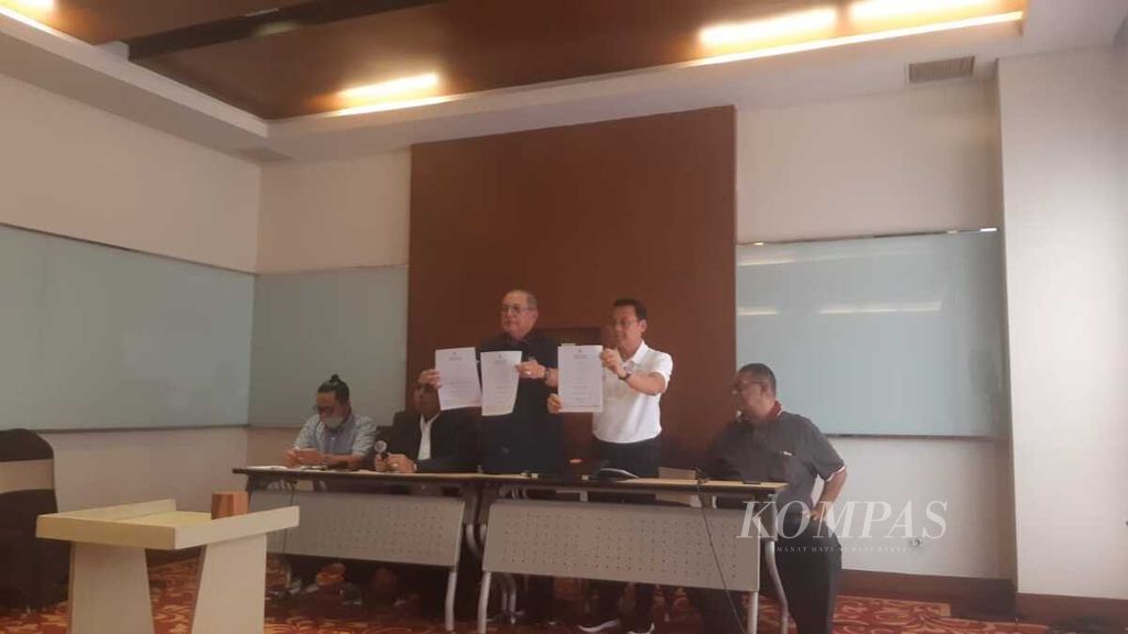 Tim dari PSSI memperlihatkan SK yang berisi sanksi terhadap Badan Penyelenggara dan Panitia Pelaksana Pertandingan Arema FC dengan Persebaya, Selasa (4/10/2022) di Kota Malang.
