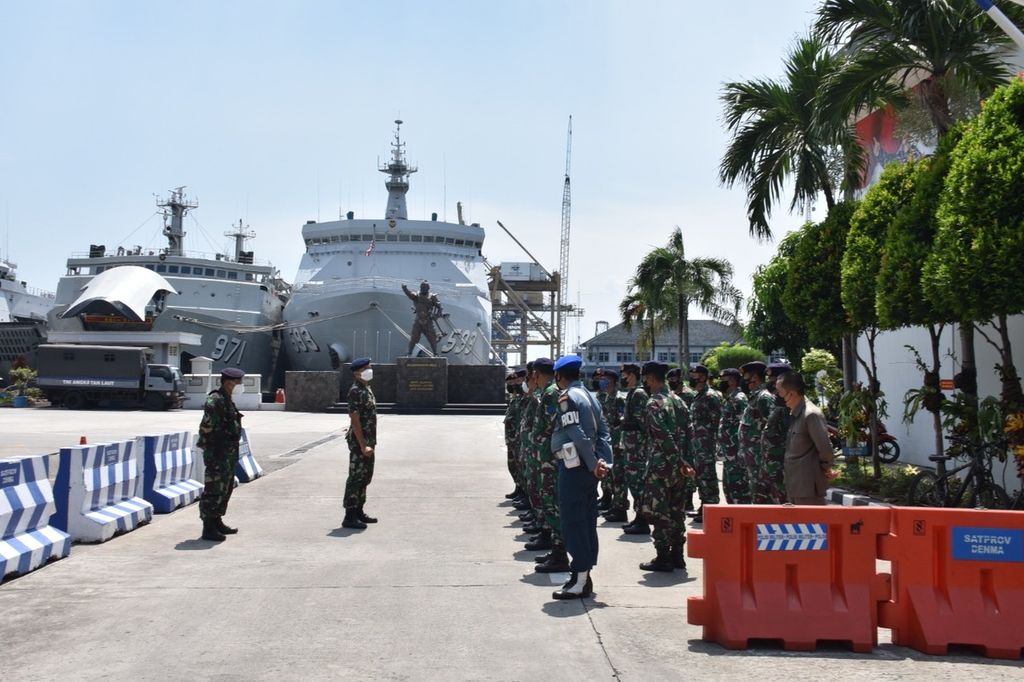 Selalu ada prajurit TNI yang berjaga di Komando Lintas Laut Militer (Kolinlamil). Tugas mereka tidak saja bersiaga kalau ada perpindahan pasukan sewaktu-waktu, juga menjaga belasan kapal yang bersandar di pangkalan.