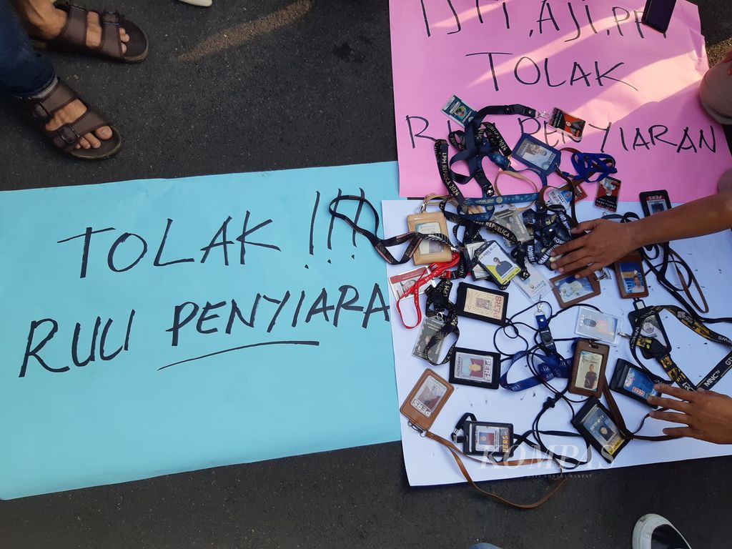 Puluhan jurnalis yang tergabung dalam Koalisi Kebebasan Pers Lampung berunjuk rasa menolak draf revisi Undang-Undang Nomor 32 Tahun 2002 tentang Penyiaran, Minggu (19/5/2024).