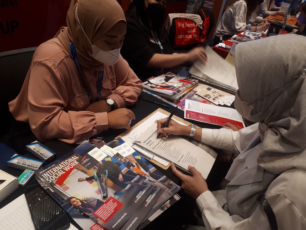 Pengunjung mengisi data diri pada Pameran Perguran Tinggi Eropa (European Higher Education Fair/EHEF) 2022 yang diselenggarakan di Menara Astra, Tanah Abang, Jakarta Pusat, Sabtu (5/11/2022).