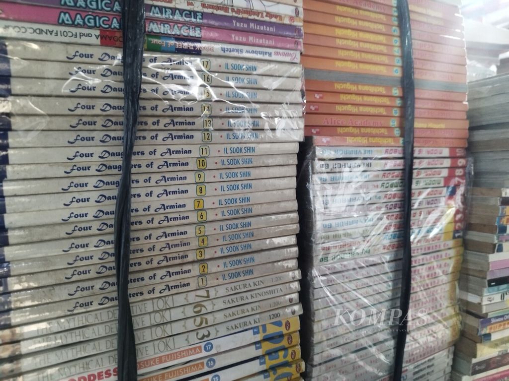 Tumpukan komik yang dijual di kawasan Jakbook Pasar Buku Kenari, Kecamatan Senen, Jakarta Pusat, Selasa (20/12/2023).