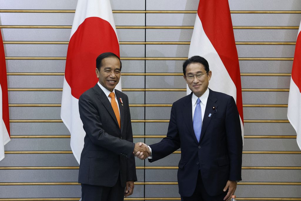 Indonesian President Joko Widodo (L) shakes hands with Japan's Prime Minister Fumio Kishida prior to their meeting at the prime minister's official residence in Tokyo on July 27, 2022. 