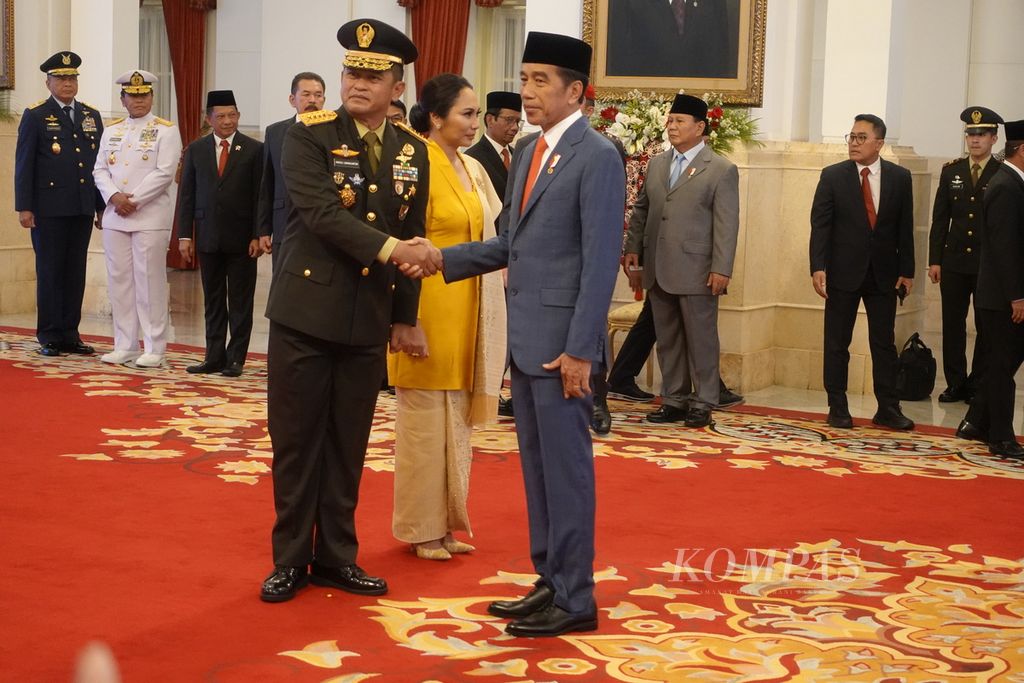 Presiden Joko Widodo melantik Letnan Jenderal Maruli Simanjuntak sebagai Kepala Staf TNI Angkatan Darat (KSAD) dan menaikkan pangkat satu tingkat lebih tinggi menjadi jenderal di Istana Negara, Jakarta, Rabu (29/11/2023). Seusai acara, Presiden Jokowi memberikan selamat kepada Maruli.