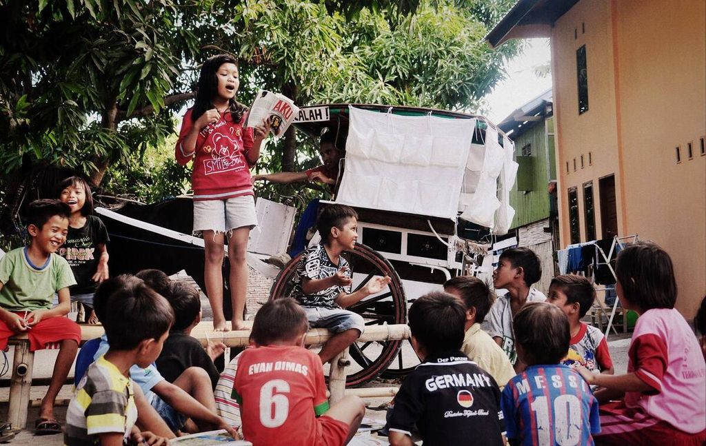 One of the activities of Bendilibrary Paqissagang, Polewali Mandar, West Sulawesi. A very young girl reads one of the poems by our famous poet, Chairil Anwar, which is compiled in the book "AKU".".