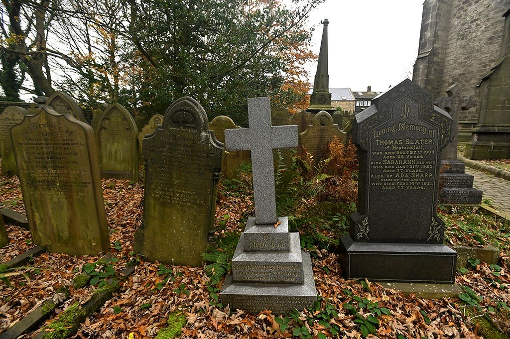 Nisan di lingkungan Gereja St. Thomas Apostle, Hebden Bridge, West Yorkshire, Inggris, November 2021. Makam ini menjadi tempat peristirahatan terakhir banyak seniman dan sastrawan, termasuk Sylvia Plath.