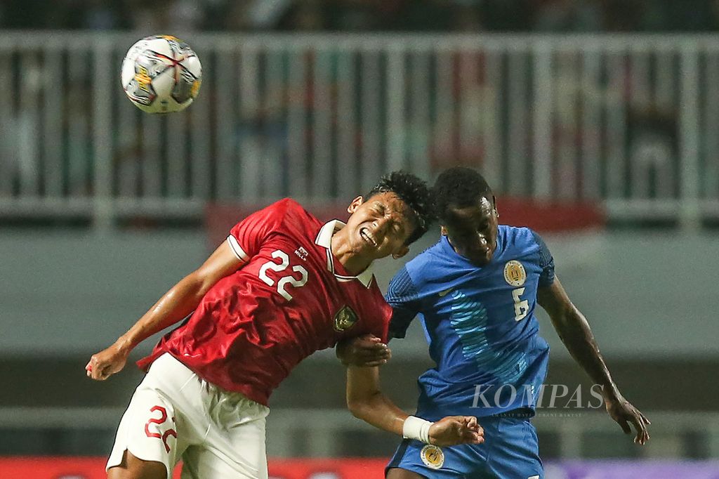 Penyerang tim nasional sepak bola Indonesia Dendy Sulistyawan (kiri) berduel dengan gelandang Curacao Kevin Antonio dalam laga uji coba di Stadion Pakansari, Cibinong, Bogor, Jawa Barat, Selasa (27/9/2022). Indonesia menang 2-1. 
