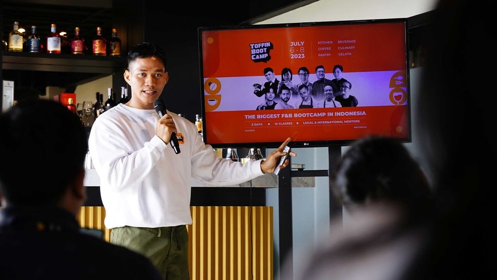 Kepala Pemasaran Toffin Ario Fajar tengah memaparkan dan menerima pertanyaan dalam acara jumpa pers Toffin Bootcamp, Kamis (6/7/2023). 