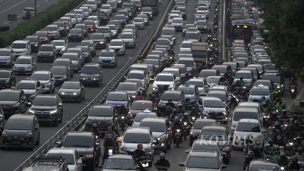 Lalu lintas padat di Tol Dalam Kota dan jalan protokol Gatot Subroto di Jakarta Selatan, Jumat (12/6/2020) pukul 17.45 WIB. Pada pekan pertama masa transisi pembatasan sosial berskala besar (PSBB), mobilitas warga kembali naik bersamaan dengan dibukanya kegiatan sosial ekonomi secara bertahap. 