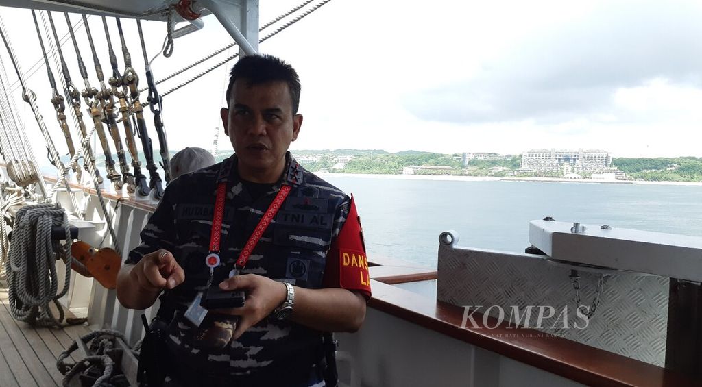 Panglima Komando Armada II Laksamana Muda TNI Tolhas Sininta Nauli Basana Hutabarat memberikan keterangan perihal pengamanan wilayah laut untuk KTT G20 di atas KRI Bima Suci, Rabu (16/11/2022).