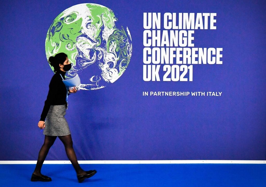 Seorang peserta berjalan meninggalkan tempat berlangsungnya Konferensi Iklim atau COP 26 di Glasgow, Skotlandia (28/10/2021). Dalam konferensi di Glasgow itu, komunitas internasional menyepakati sejumlah langkah mitigasi dampak perubahan iklim. Selain komitmen pendanaan untuk transisi energi, kesepakatan lain adalah ambang batas emisi karbon di setiap negara.