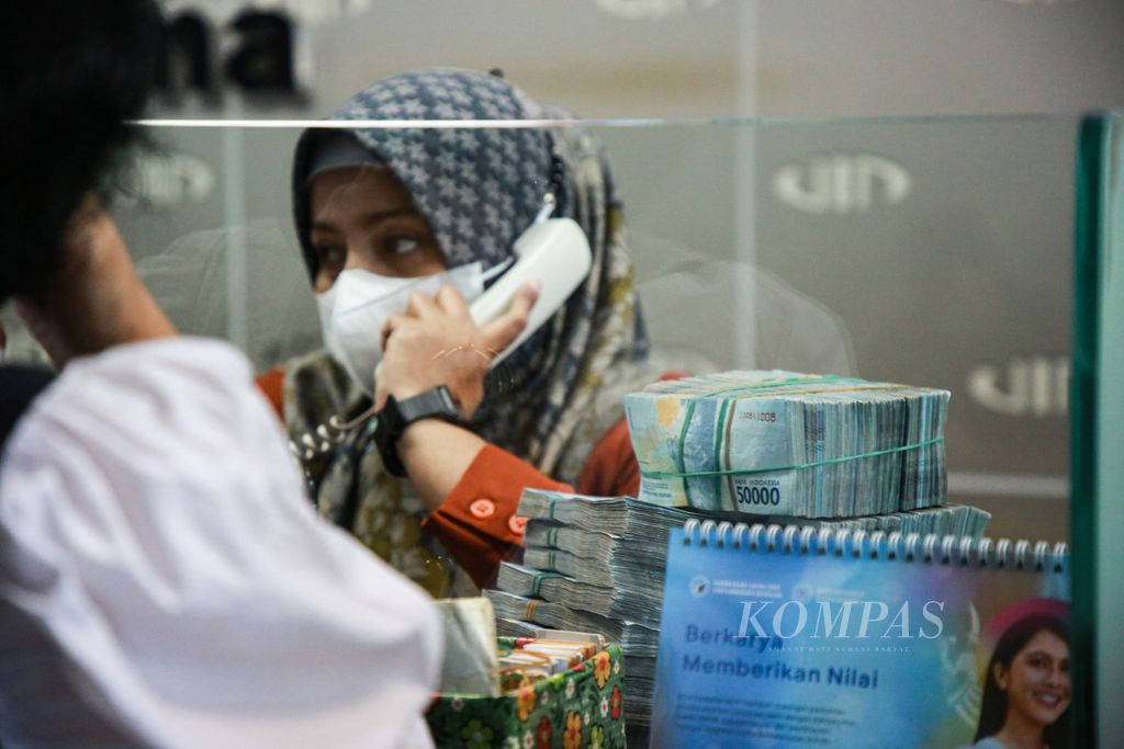 Tumpukan uang rupiah terlihat di meja kasir di tempat penukaran valuta asing di Valuta Inti Prima di Cikini, Jakarta Pusat, Selasa (3/1/2023). 