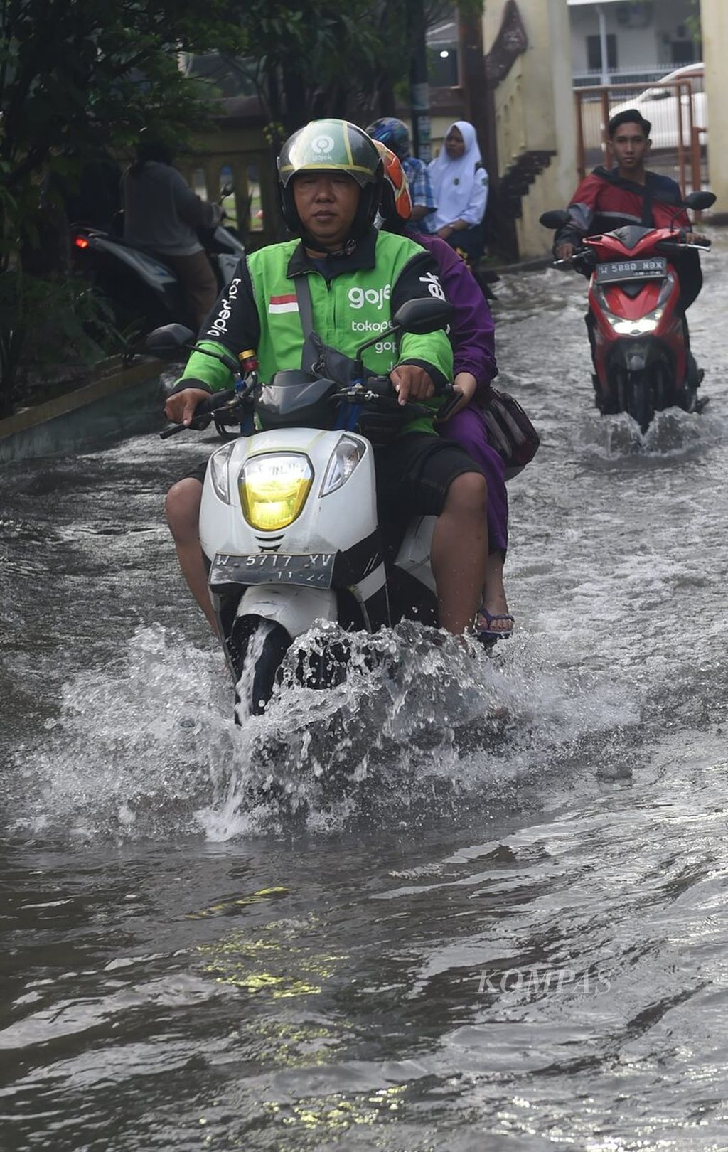 Jalan tergenang banjir di Kecamatan Taman, Sidoarjo, Selasa (6/2/2024). Hujan deras sepanjang malam sehari sebelumnya membuat sejumlah daerah di Sidoarjo tergenang banjir. Ketinggian banjir mencapai 50 cm di sejumlah titik. Banjir disebabkan meluapkan air dari sungai-sungai yang ada.