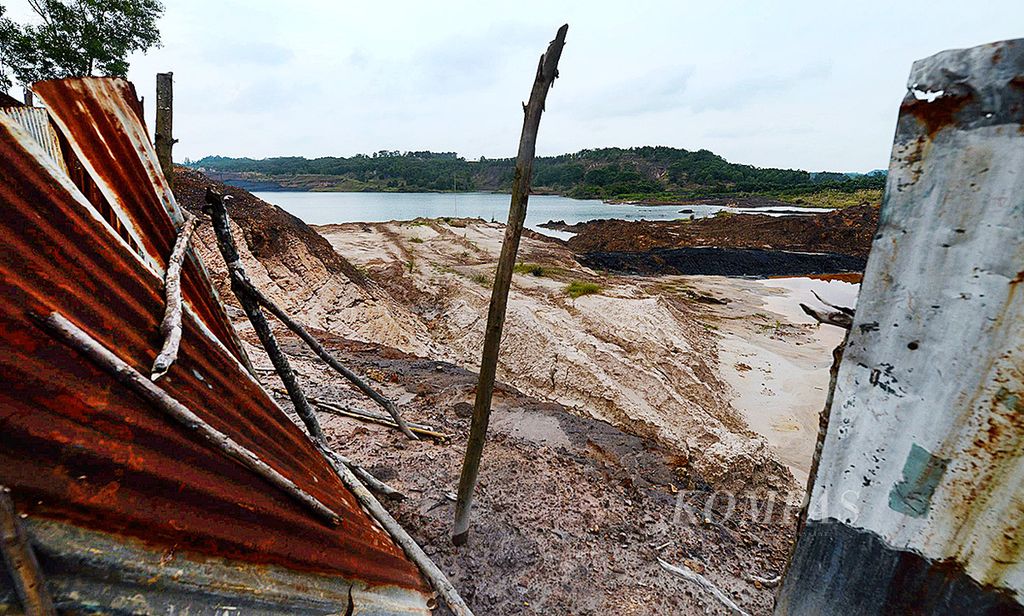 Bekas eksploitasi batubara yang dibiarkan tanpa rehabilitasi membentuk danau dan merusak lingkungan seperti di wilayah Kabupaten Kutai Kartanegara, Kalimantan Timur, Sabtu (5/10). Banyak perusahaan tambang yang enggan merehabilitasi lahan seusai mengeksploitasinya.