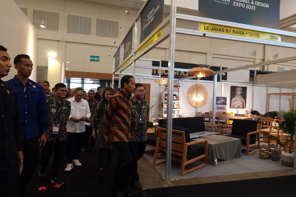 Presiden Jokowi meninjau IFFINA Indonesia Meubel & Design Expo 2023 di ICE BSD, Tangerang, Banten, Kamis (14/9/2023).