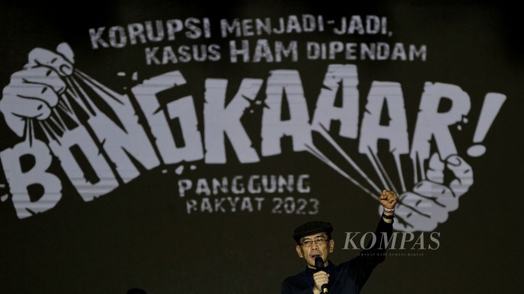 Pengamat politik dan ekonomi Faisal Basri saat memberikan orasi pada mimbar bebas Konser Bongkar di Stadion Madya Gelora Bung Karno, Jakarta, 9 Desember 2023. 