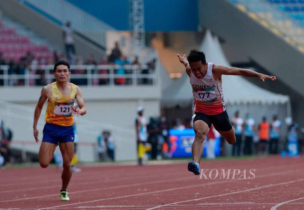 Eko Saputro saat menginjak garis finis dan memenangi lomba lari 200 meter putra pada ajang ASEAN Para Games 2022 di Stadion Manahan, Surakarta, Jawa Tengah, Selasa (2/8/2022). 