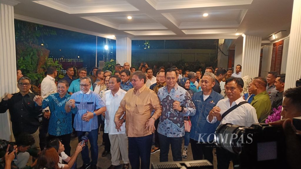 Para ketua umum partai politik anggota Koalisi Indonesia Maju saat mengumumkan secara resmi bakal pasangan capres-cawapres Prabowo Subianto dan Gibran Rakabuming Raka di kediaman Prabowo di Jakarta, Minggu (22/10/2023).
