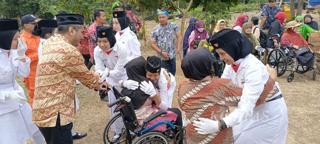 Masyarakat Kelurahan Tunggulwulung dan penyandang disabilitas di Kota Malang, Jawa Timur, Kamis (17/8/2023), menggelar upacara peringatan HUT Ke-78 RI secara inklusif. Mereka pun berbahagia seusai upacara selesai.