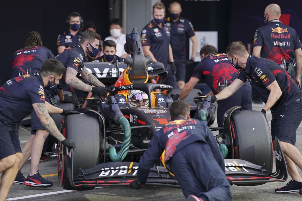 Kru tim Red Bull mendorong mobil pebalap Red Bull, Max Verstappen, saat sesi kualifikasi Grand Prix Formula 1 seri Jepang di Sirkuit Suzuka, Prefektur Mie, Sabtu (8/10/2022). Verstappen berhasil meraih pole position dalam balapan yang digelar Minggu (9/10/2022).