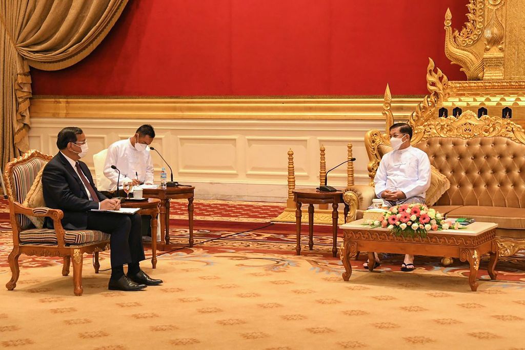 Foto yang dikeluarkan Tim Informasi Militer Myanmar memperlihatkan Utusan Khusus ASEAN Prak Sokhonn tengah berbincang dengan pemimpin junta militer Jenderal Min Aung Hlaing (kanan) di Naypidaw, Senin (21/3). MYANMAR MILITARY INFORMATION TEAM / AFP)