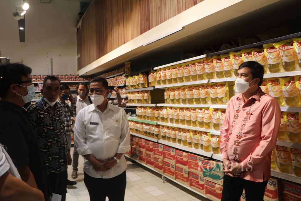 Satuan Tugas Pangan Sumatera Utara meninjau penjualan minyak goreng di pasar modern di Medan, Sumatera Utara, Kamis (17/3/2022). Harga minyak goreng kemasan meroket hingga Rp 22.450 per liter setelah ketentuan harga eceran tertinggi dicabut pemerintah. 