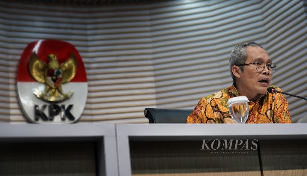 Deputy Chairman of the Corruption Eradication Commission (KPK) Alexander Marwata held a press conference regarding the suspect status held by KPK Chairman Firli Bahuri at the Merah Putih Building of the Corruption Eradication Commission (KPK), Jakarta, on Thursday (23/11/2023).