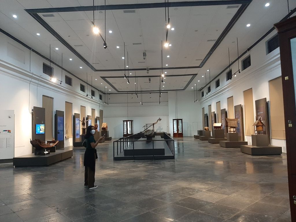 Pengunjung mengamati koleksi di Museum Nasional, Jakarta, pada Jumat (30/12/2022).