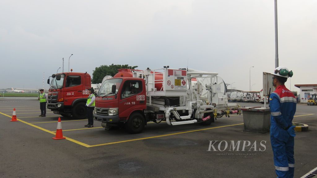 Petugas Depot Pengisian Pesawat Udara Juanda memantau proses pengisian bahan bakar aftur untuk melayani kebutuhan penerbangan komersial di Bandar Udara Internasional Juanda Surabaya selama arus mudik dan balik Lebaran 2024. 