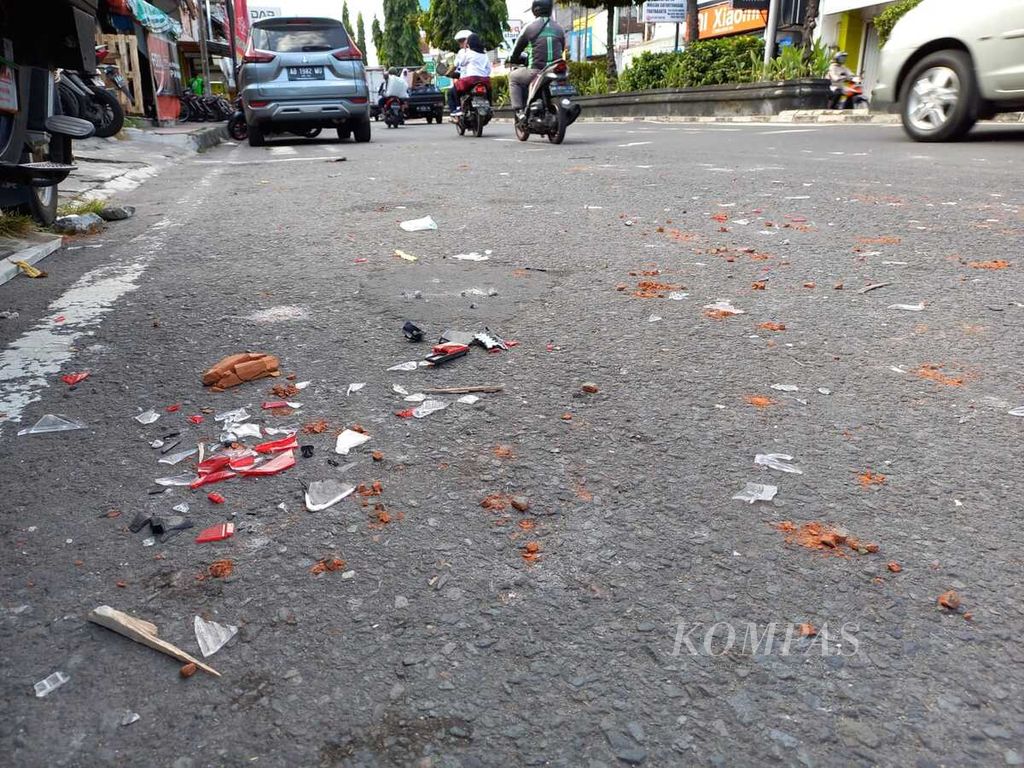 Serpihan kaca terlihat di lokasi keributan yang melibatkan suporter sepak bola Persis Solo, Senin (25/7/2022) siang, di wilayah Gejayan, Kabupaten Sleman, Daerah Istimewa Yogyakarta. 