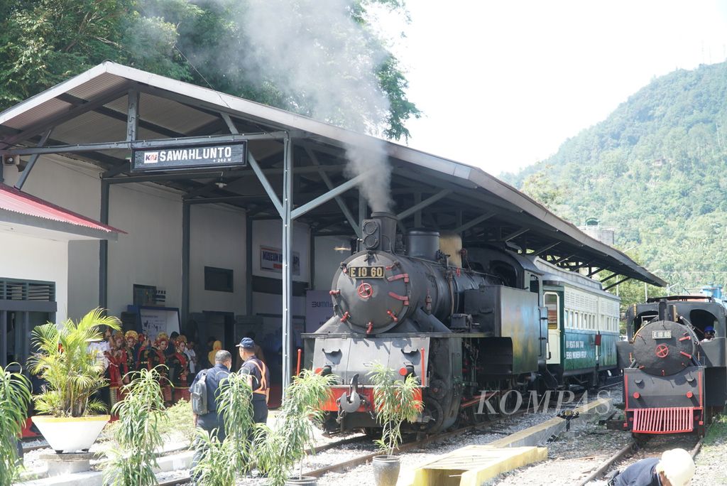 Kereta api uap "Mak Itam" bersiap-siap untuk perjalanan perdana saat diresmikan untuk beroperasi kembali di Stasiun Sawahlunto, Kelurahan Pasar, Kecamatan Lembah Segar, Kota Sawahlunto, Sumatera Barat, Selasa (20/12/2022). 