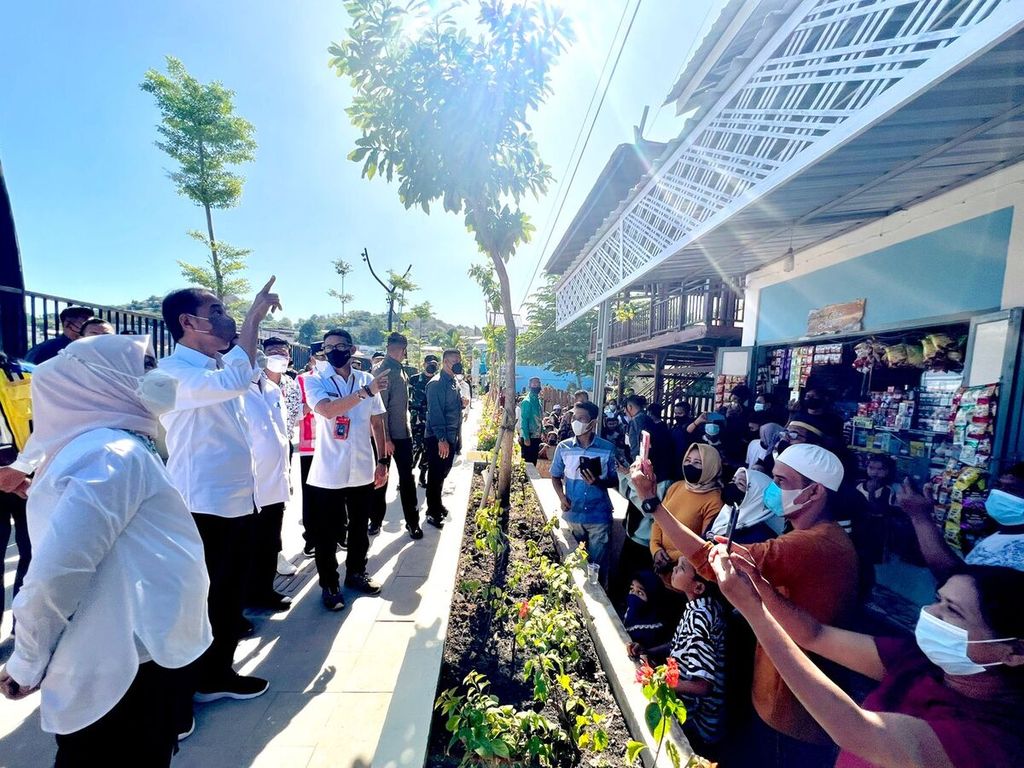 Mengawali agenda kunjungan kerjanya di hari kedua di Labuan Bajo, Kabupaten Manggarai Barat,  22 Juli 2022, Presiden Jokowi dan Ibu Iriana meninjau Proyek Pengembangan Sarana Hunian Pendukung Kawasan Pariwisata, Kampung Baru, Labuan Bajo.