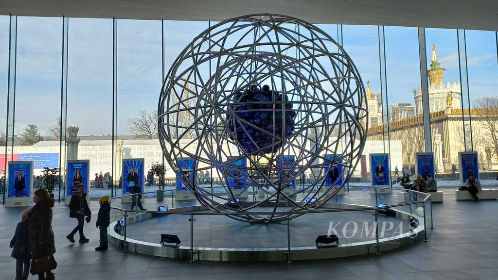Instalasi seni berbentuk tiruan netron atom ditampilkan di aula utama ATOM Pavillion, sebuah museum sejarah pengembangan teknologi nuklir Rusia, Kamis (28/3/2024).