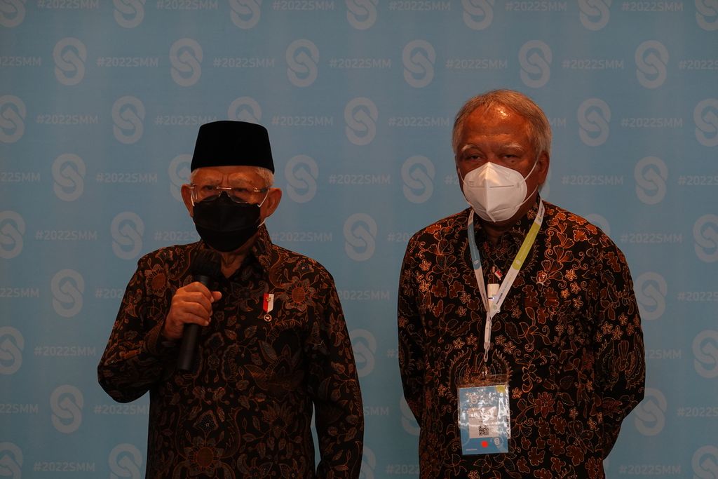  Wakil Presiden Ma'ruf Amin serta Menteri Pekerjaan Umum dan Perumahan Rakyat Basuki Hadimuljono dalam keterangan pers seusai meresmikan pembukaan Sector Ministers' Meeting (SMM) Sanitation and Water for All (SWA) Tahun 2022 di Jakarta, Rabu (18/5/2022). 