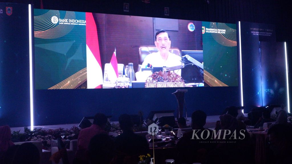 Menteri Koordinator Kemaritiman dan Investasi Luhut Binsar Pandjaitan hadir secara daring dalam seminar internasional dengan tema "Strategi Pembangunan Hijau untuk Kalimantan Baru" di Banjarmasin, Kalimantan Selatan, Jumat (19/8/2022).
