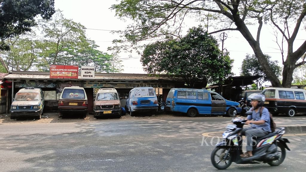 Sejumlah angkot konvensional di Kota Depok dalam kondisi rusak, Rabu (24/7/2024). 