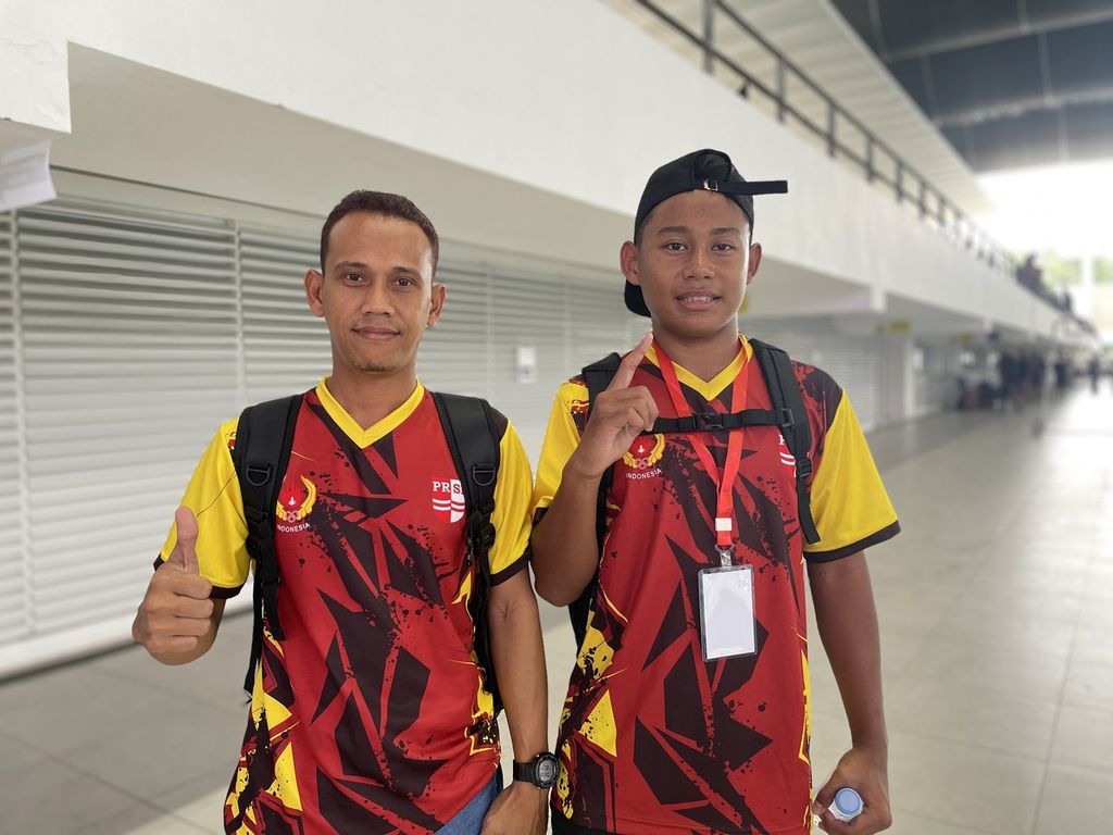 Perenang asal Jawa Timur, Mudzaki Farid Ertanto (kanan), bersama pelatihnya, Rafi Hidayat, berpose seusai berlomba pada hari pertama Festival Akuatik Indonesia 2023 di Arena Akuatik Gelora Bung Karno, Senayan, Jakarta, Sabtu (10/6/2023).