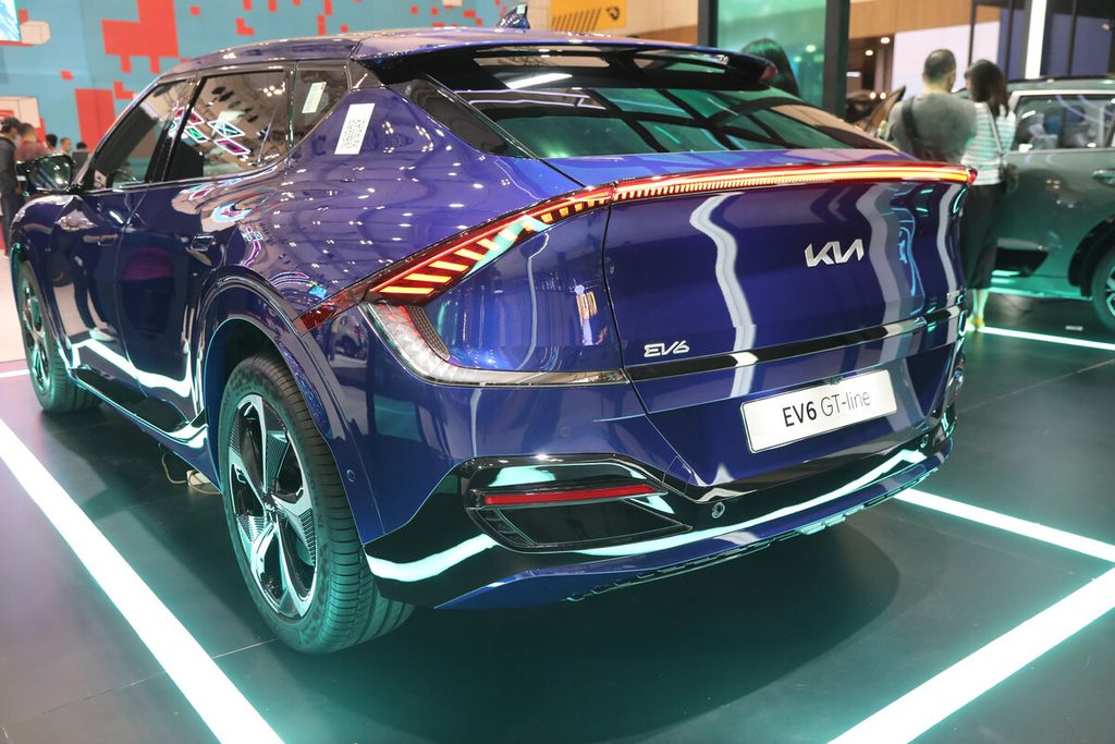 KIA EV 6 GT-Line dipamerkan dalam GIIAS 2022 di ICE BSD, Tangerang, Banten, Kamis (11/8/2022). 