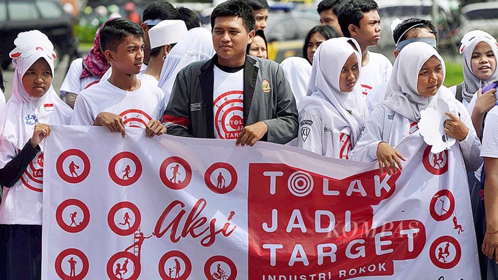 Sejumlah pelajar berpartisipasi dalam aksi #TolakJadiTarget iklan rokok di kawasan Silang Monas, Jakarta, Sabtu (25/2).