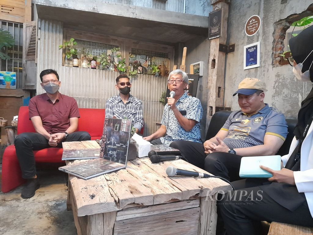 Suasana bedah buku <i>Absolute Coffee </i>di Roewang Tamoe Coffee, Malang, Rabu (6/4/2022) petang. Tampak pengarang buku Prawoto Indarto (berbicara) dan Wakil Bupati Malang Didik Gatot Subroto (bertopi) yang hadir pada kegiatan itu.