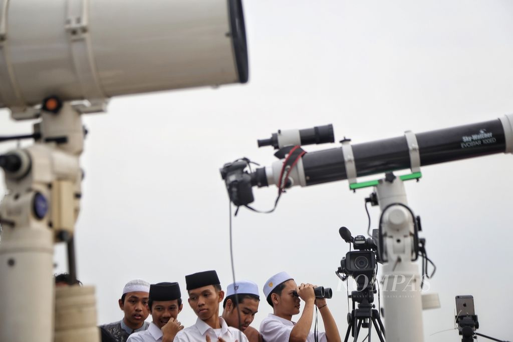 Umat Islam melihat matahari menggunakan teropong di Masjid Al-Musyariin, Jakarta Barat, Minggu (10/3/2024). Tim Lembaga Falakiyah Pondok Pesantren Al-Hidayah Basmol DKI Jakarta memantau hilal untuk menentukan awal Ramadhan 1445 Hijriah.