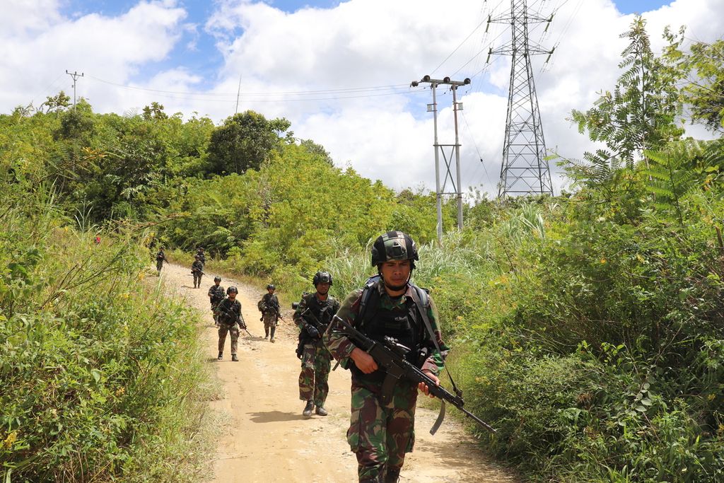 Anggota Satuan Tugas Operasi Tinombala menyisir jalan di Desa Lembantongoa, Kecamatan Palolo, Kabupaten Sigi, Sulteng, Selasa (1/12/2020), untuk mengejar anggota kelompok teroris MIT.