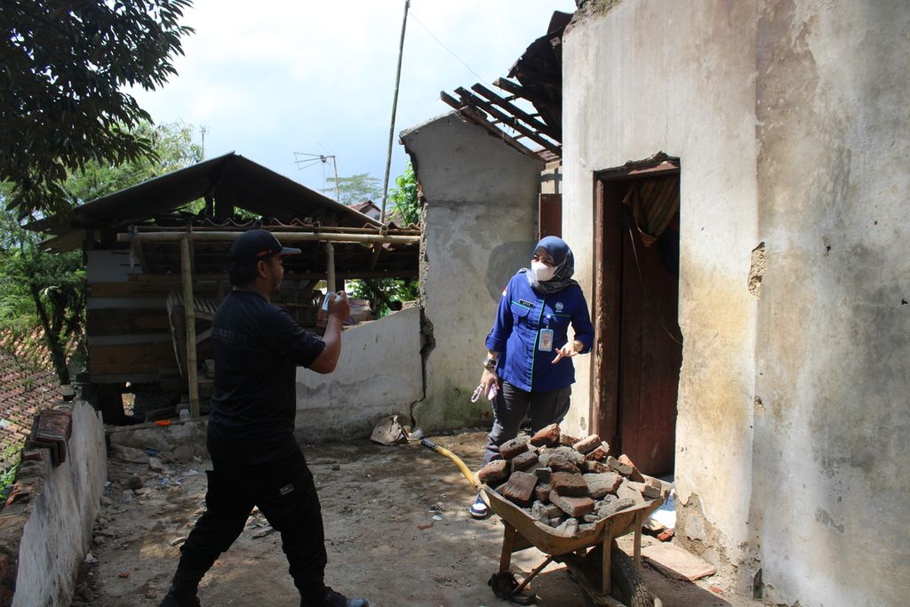 Officers observe damage to houses caused by the earthquake in Sukamenak Village, Sukarame District, Tasikmalaya Regency, West Java, Sunday (28/4/2024).