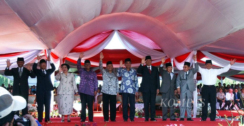 Lima pasangan capres-cawapres menjelang kampanye perdana Pilpres 2004 di Monumen Nasional, Jakarta, pada 1 Juni 2004. Kelima pasangan itu ialah (dari kiri ke kanan) Wiranto-Salahuddin Wahid, Megawati Soekarnoputri-Hasyim Muzadi, Amien Rais-Siswono Yudo Husodo, Susilo Bambang Yudhoyono-Jusuf Kalla, dan Hamzah Haz-Agum Gumelar. 