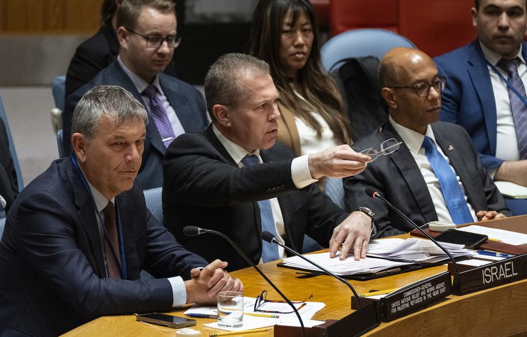 The Ambassador of Israel to the UN, Gilad Erdan (center), delivered a speech in front of members of the UN Security Council at the United Nations Headquarters in New York, United States, on Wednesday (17/4/2024).

    Original Article: PPP dan PKS terus berkutat dalam wilayah penentuan capres 2024. Namun, kedua partai ini dikritik oleh sebagian masyarakat karena dianggap terlalu memaksakan kehendak untuk mengusung kandidat tertentu. 

    English Translation: The PPP and PKS continue to struggle in the area of determining the 2024 presidential candidate. However, these two parties have been criticized by some members of the public for allegedly forcing their will to support certain candidates.