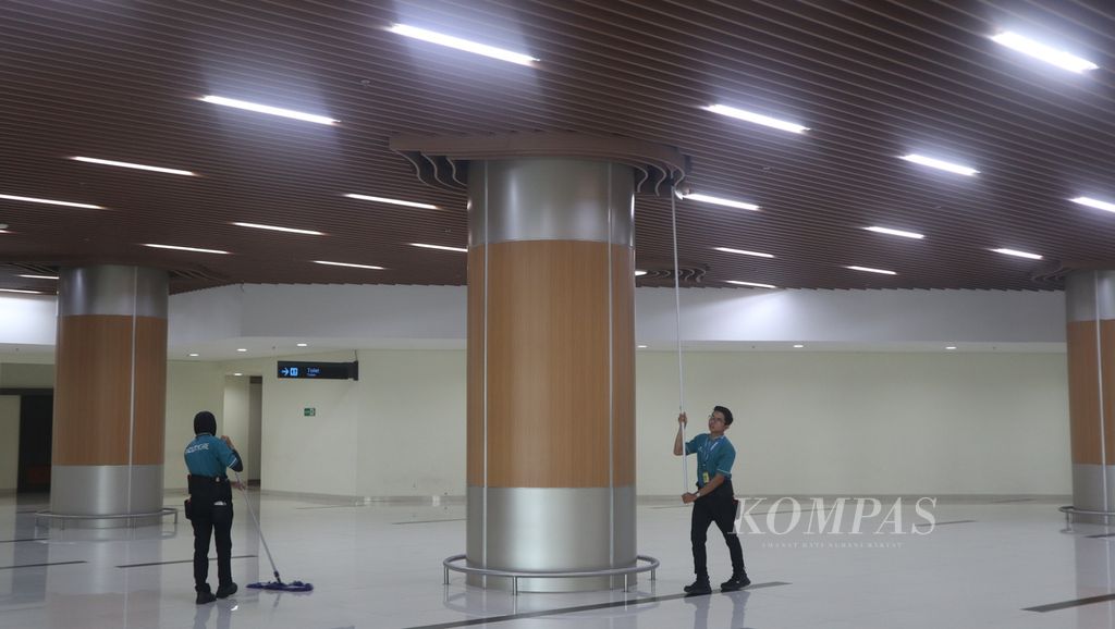 Petugas membersihkan bagian atas Terminal Bandara Internasional Jawa Barat Kertajati di Kabupaten Majalengka, Minggu (9/4/2023). Bandara skala internasional itu belum beroperasi maksimal karena belum rampungnya akses Tol Cileunyi-Sumedang-Dawuan yang menghubungkan Bandung dan Majalengka. Pemerintah berkomitmen mengembangkan bandara itu untuk penerbangan umrah, haji, dan domestik.