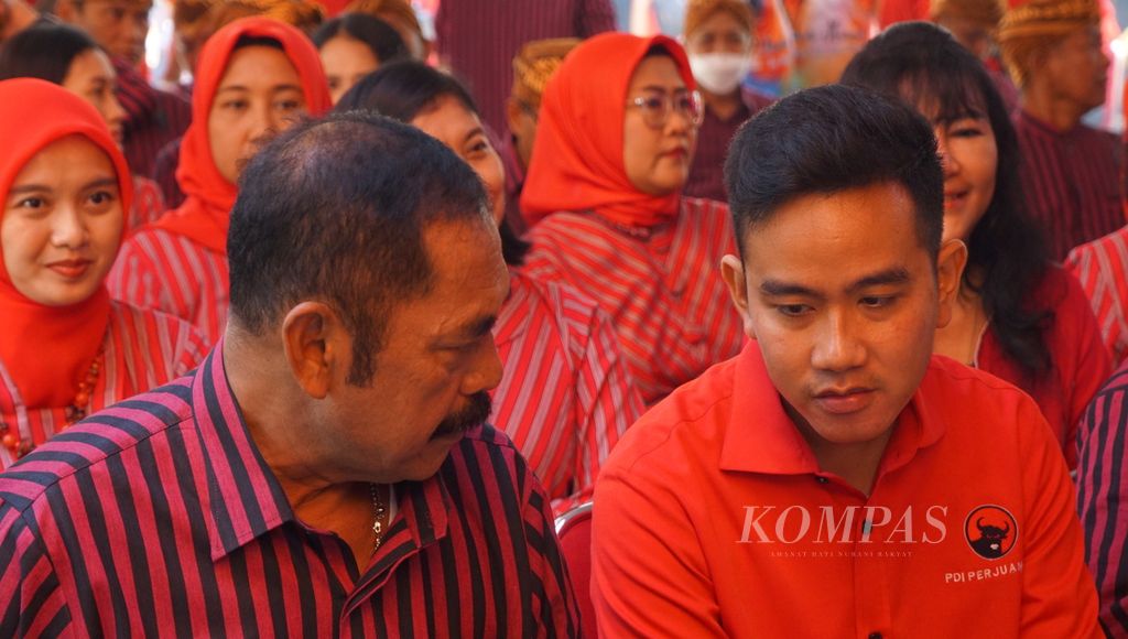Wali Kota Surakarta Gibran Rakabuming Raka (kanan) berbincang dengan Ketua DPC PDI-P Kota Surakarta FX Hadi Rudyatmo (kiri) di Kota Surakarta, Jawa Tengah, Kamis (11/5/2023). 