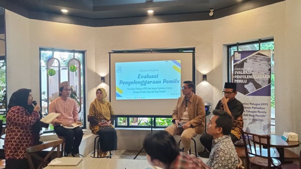 Diskusi "Evaluasi Penyelenggaraan Pemilu Serentak 2024: Kematian Petugas KPPS dan Upaya Perbaikan Sistem Tahapan Pemilu yang Adil bagi Pemilih" yang diselenggarakan Komisi Nasional Hak Asasi Manusia, Kementerian Kesehatan, dan Jaringan Pendidikan Pemilih untuk Rakyat, di Jakarta, Rabu (27/3/2024). 