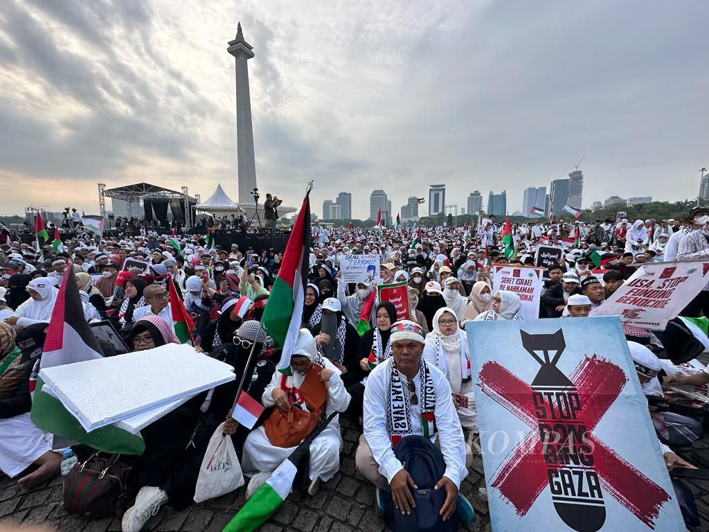 Warga berunjuk rasa di kawasan Monumen Nasional, Jakarta, Minggu (5/11/2023), mendukung perjuangan rakyat Palestina dan menuntut segera dihentikannya kekerasan di Jalur Gaza.