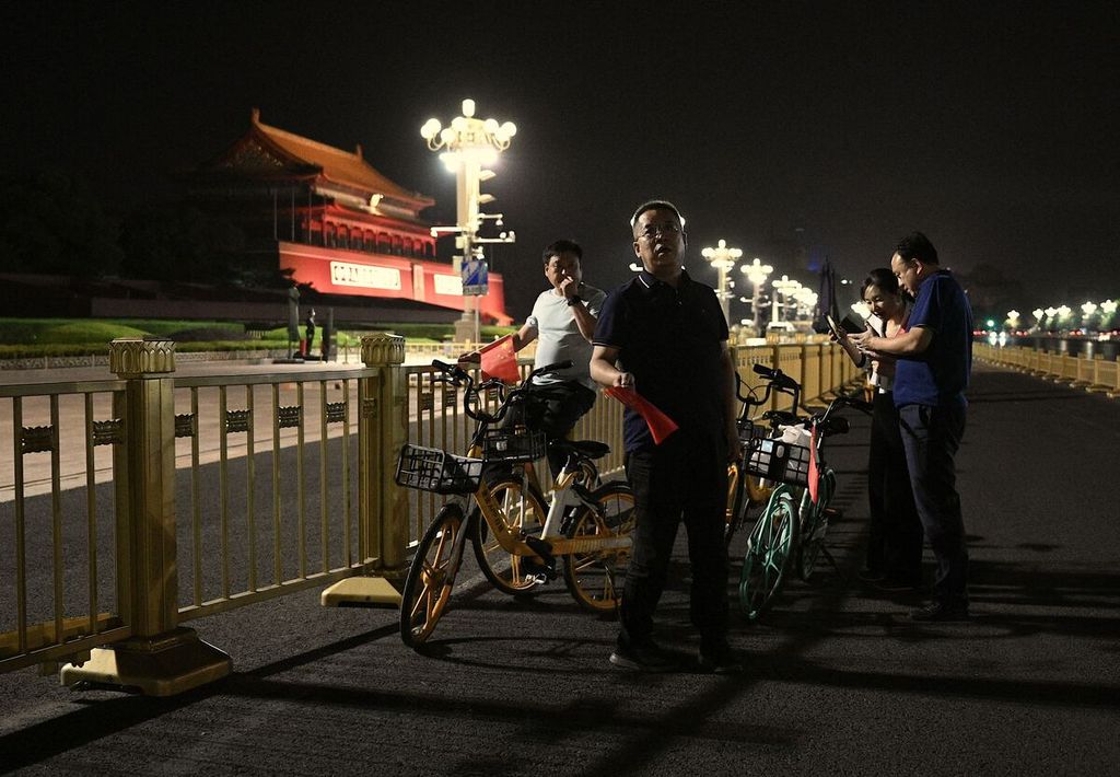 Pengendara sepeda berpose di depan Gerbang Tiananmen, Beijing, China, Sabtu (24/9/2022). 